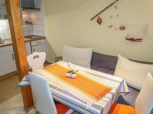 um quarto com uma mesa e cadeiras e uma cozinha em Apartment Osterende-2 by Interhome em Süderwisch