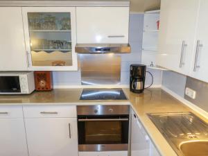 Kuchyň nebo kuchyňský kout v ubytování Apartment Osterende-3 by Interhome