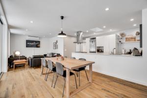 Il comprend une cuisine et une salle à manger avec une table et des chaises en bois. dans l'établissement Modern Chic, à Lake Elmo