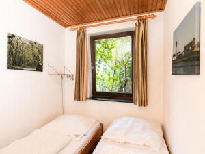 een slaapkamer met 2 bedden en een raam bij Apartment Nordsee-Ferienhaus-5 by Interhome in Friedrichskoog