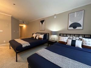 a bedroom with two beds with blue sheets at Hollywood Awesome Stay Free parking in Los Angeles