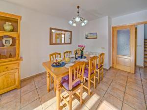 uma sala de jantar com uma mesa de madeira e cadeiras em Holiday Home Puerta de Calpe 8 by Interhome em Calpe