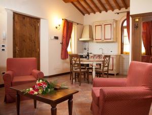 uma sala de estar com mesa e cadeiras e uma cozinha em Villa Borri em Casciana Terme