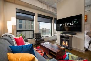 ein Wohnzimmer mit einem Kamin und einem TV in der Unterkunft Sable 44 - One Bedroom in Minneapolis