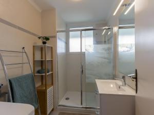 y baño con ducha y lavamanos. en Apartment Les Glénans - CCN113 by Interhome, en Concarneau