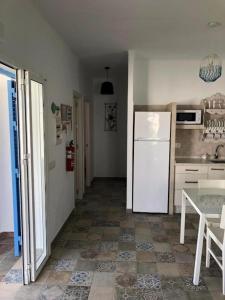 Kuchyňa alebo kuchynka v ubytovaní Apartamentos Cala Isabel
