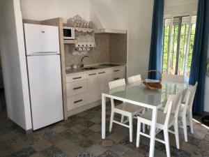 Kuchyňa alebo kuchynka v ubytovaní Apartamentos Cala Isabel