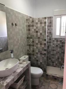 uma casa de banho com um lavatório e um WC em Apartamentos Cala Isabel em Zahora