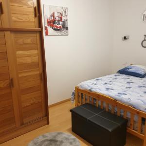 um quarto com uma cama e uma fotografia de um carro de bombeiros em Appartement avec terrasse privative em Celles-sur-Plaine