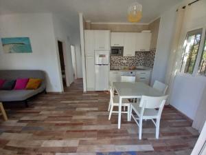 Kuchyňa alebo kuchynka v ubytovaní Apartamentos Cala Isabel