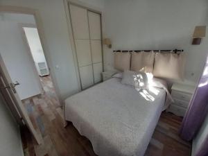 Posteľ alebo postele v izbe v ubytovaní Apartamentos Cala Isabel