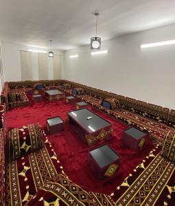 ein leeres Auditorium mit einer Bühne in der Mitte in der Unterkunft شاليهات غزال للفلل الفندقية الفاخرة in Ta'if
