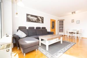 ein Wohnzimmer mit einer Couch und einem Tisch in der Unterkunft Strandnixe 301 in Döse