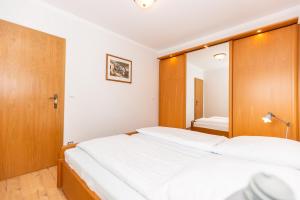 Ein Bett oder Betten in einem Zimmer der Unterkunft Strandnixe 301