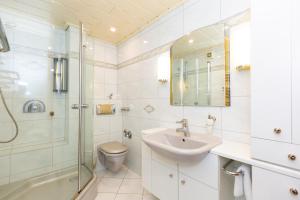 ein Badezimmer mit Dusche, Waschbecken und Toilette in der Unterkunft Strandnixe 301 in Döse