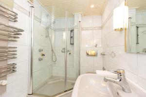 ein Badezimmer mit Dusche und Waschbecken in der Unterkunft Strandnixe 301 in Döse + 27 Fotos