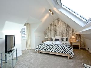 um quarto com uma cama e uma clarabóia em Bishopsgate em Torquay