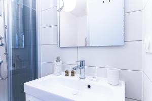 W łazience znajduje się umywalka, lustro i prysznic. w obiekcie SPACIEUX - Proche-gare - Parking w mieście Bourg-en-Bresse