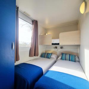 1 dormitorio con 2 camas en una caravana en Bungalow Nomad Ventura en L'Escala