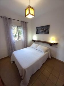 Posteľ alebo postele v izbe v ubytovaní Apartamentos Cala Isabel