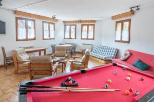 uma sala de estar com uma mesa de bilhar vermelha em Maison de 12 chambres avec sauna terrasse amenagee et wifi a Vars a 2 km des pistes em Vars