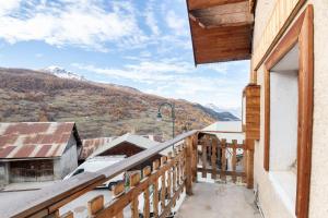 uma varanda com vista para uma montanha em Maison de 12 chambres avec sauna terrasse amenagee et wifi a Vars a 2 km des pistes em Vars