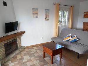 Televízia a/alebo spoločenská miestnosť v ubytovaní Apartamentos Cala Isabel