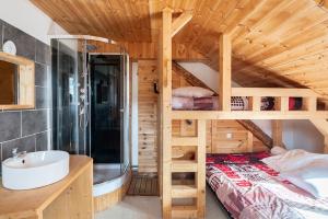 瓦爾的住宿－Maison de 12 chambres avec sauna terrasse amenagee et wifi a Vars a 2 km des pistes，一间带双层床和盥洗盆的浴室