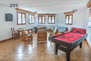 uma sala de estar com mesa de bilhar e cadeiras em Maison de 12 chambres avec sauna terrasse amenagee et wifi a Vars a 2 km des pistes em Vars