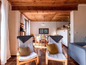 Χώρος καθιστικού στο Holiday Home Svyntha by Interhome