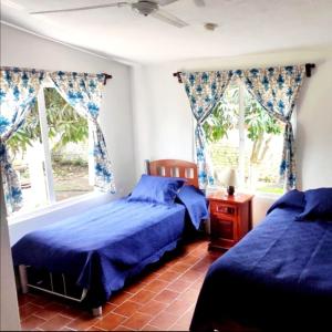 a bedroom with two beds and a window at Bonita casa vacacional en Veracruz in Costa Esmeralda
