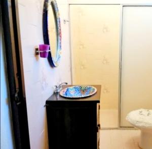 een badkamer met een wastafel en een spiegel aan de muur bij Bonita casa vacacional en Veracruz in Costa Esmeralda
