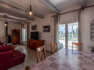 TV a/nebo společenská místnost v ubytování Holiday Home La Cerisaie by Interhome