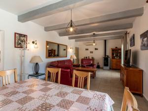 サンタ・ルシア・ディ・モリアニにあるHoliday Home La Cerisaie by Interhomeのリビングルーム(テーブル、ソファ付)