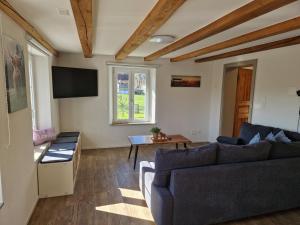ein Wohnzimmer mit einem Sofa und einem Tisch in der Unterkunft Ferienhaus Kluser in Oberriet