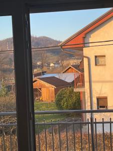 una vista da una finestra di una casa di Sobe Dana a Teslić
