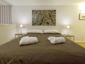 A bed or beds in a room at Navona Gold Apartment