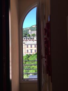 uma janela aberta com vista para um edifício em Appartamento Via Rezzano vista mare em Bonassola