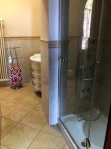 y baño con ducha y lavamanos. en Appartamento Via Rezzano vista mare, en Bonassola