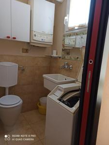Baño pequeño con lavabo y aseo en Appartamento Via Rezzano vista mare, en Bonassola