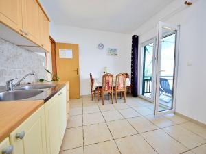 Kuchyň nebo kuchyňský kout v ubytování Holiday Home Tina by Interhome