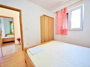 Postel nebo postele na pokoji v ubytování Holiday Home Tina by Interhome