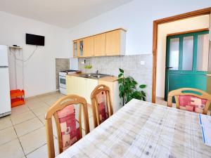 Kuchyň nebo kuchyňský kout v ubytování Holiday Home Tina by Interhome