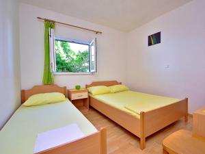 Postel nebo postele na pokoji v ubytování Holiday Home Tina by Interhome