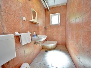 Koupelna v ubytování Holiday Home Tina by Interhome