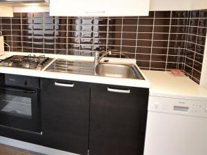 Kuchyň nebo kuchyňský kout v ubytování Apartment Josip-2 by Interhome