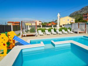 Bazén v ubytování Holiday Home Queen Ahn by Interhome nebo v jeho okolí