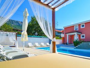 Bazén v ubytování Holiday Home Queen Ahn by Interhome nebo v jeho okolí