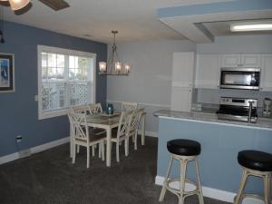 Kuchyň nebo kuchyňský kout v ubytování Brunswick Plantation Villa 1203 with Full Kitchen, Golf Course Onsite, and Short Drive to the Beach villa