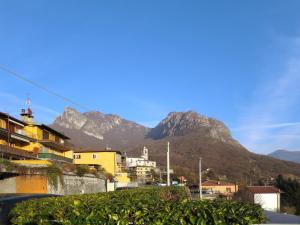A general mountain view or a mountain view taken from Az apartmant